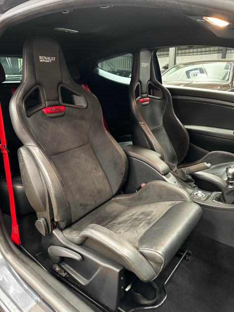 MAGNIFIQUE RENAULT MEGANE III RS TROPHY PHASE 3 275 CH(SUIVI D’ENTRETIEN, RECARO, AKRAPOVIC)