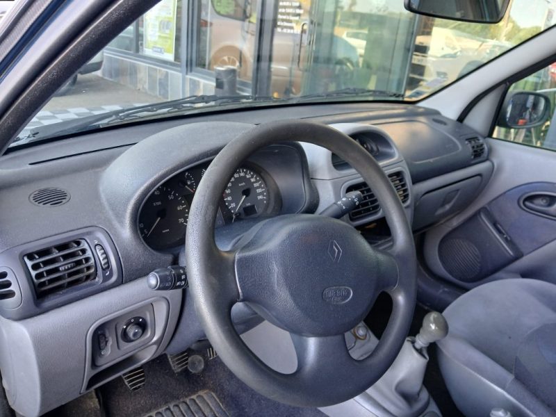 RENAULT CLIO RXE 80 CV  1.9DTI 2001  VENDU DANS L''ETAT A PRO OU EXPORT 