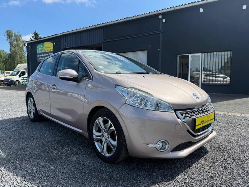 PEUGEOT 208 ALLURE 1L4 essence 95 chx "FAIBLE KILOMETRAGE"