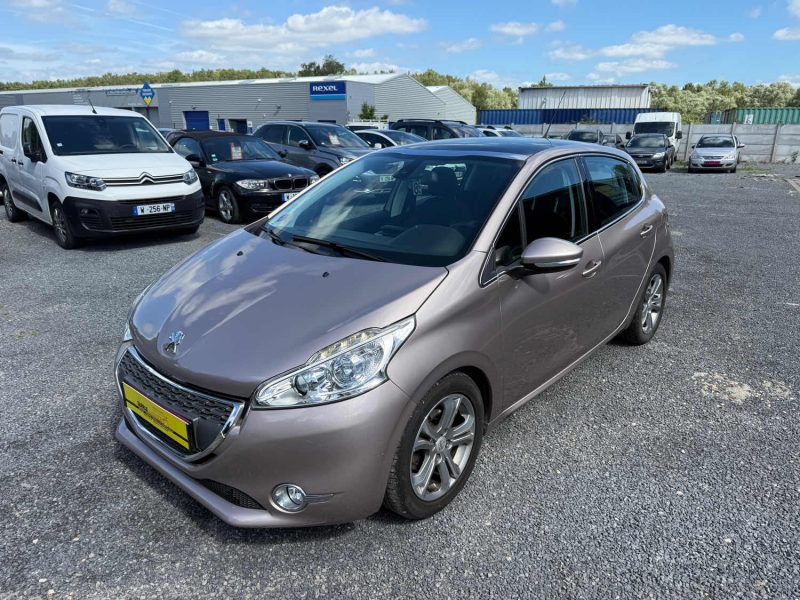 PEUGEOT 208 ALLURE 1L4 essence 95 chx "FAIBLE KILOMETRAGE"