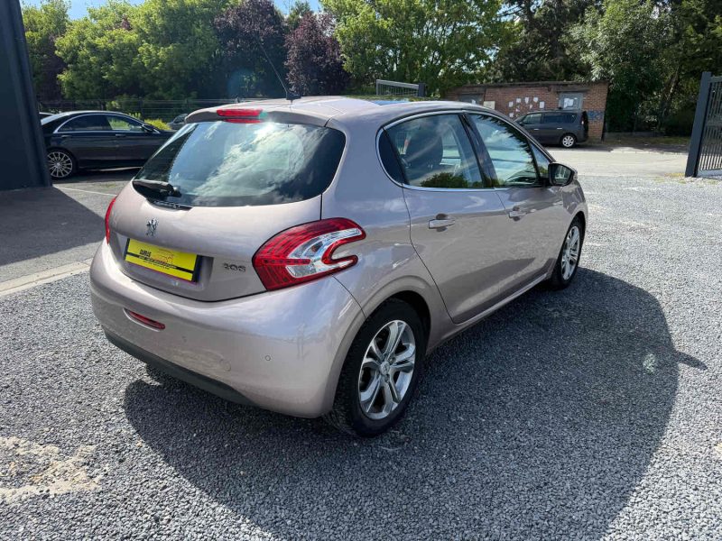 PEUGEOT 208 ALLURE 1L4 essence 95 chx "FAIBLE KILOMETRAGE"