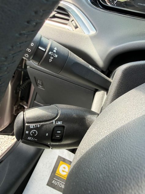 PEUGEOT 208 ALLURE 1L4 essence 95 chx "FAIBLE KILOMETRAGE"