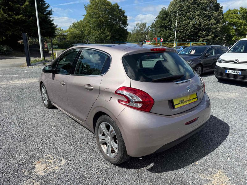 PEUGEOT 208 ALLURE 1L4 essence 95 chx "FAIBLE KILOMETRAGE"