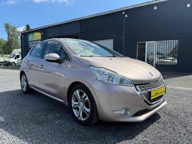 PEUGEOT 208 ALLURE 1L4 essence 95 chx "FAIBLE KILOMETRAGE"
