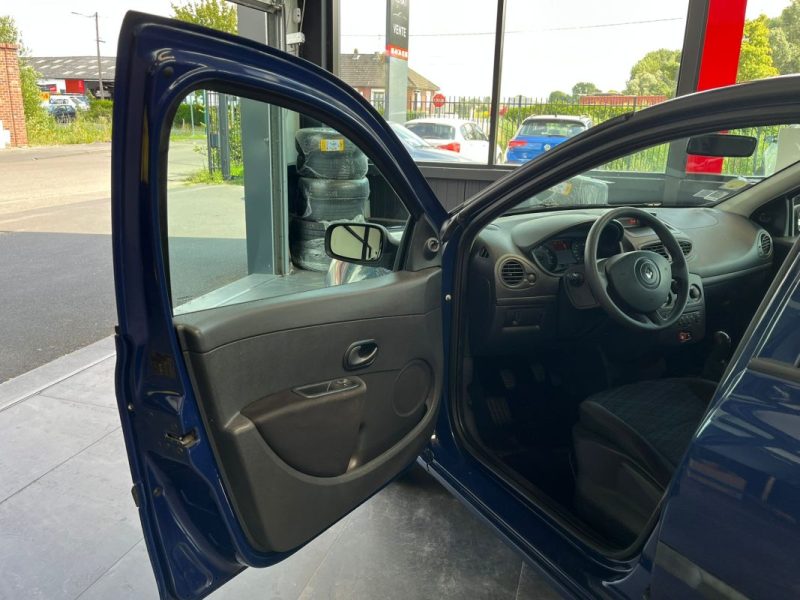 🚗 RENAULT CLIO III 1.2 ⚙️ AUTHENTIQUE 👤 1ère Main 📊 47 200 km 🛡️ Garantie 6 Mois