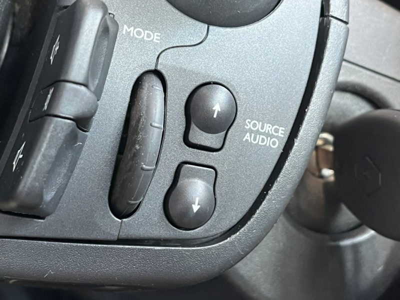 🚗 RENAULT CLIO III 1.2 ⚙️ AUTHENTIQUE 👤 1ère Main 📊 47 200 km 🛡️ Garantie 6 Mois