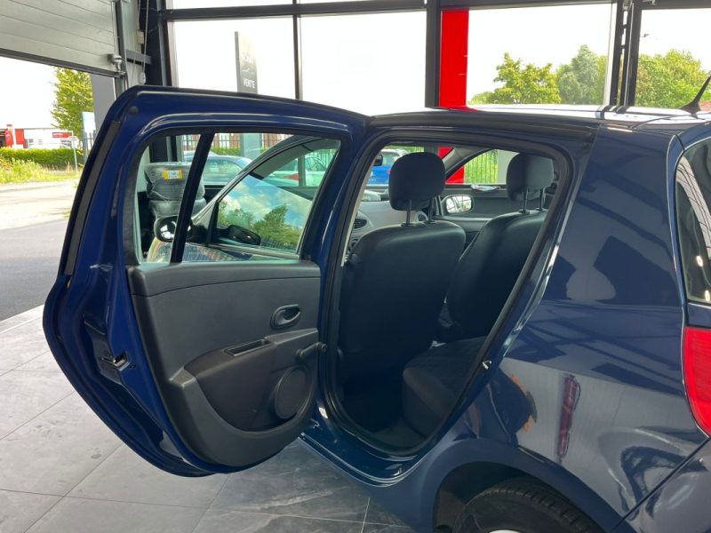 🚗 RENAULT CLIO III 1.2 ⚙️ AUTHENTIQUE 👤 1ère Main 📊 47 200 km 🛡️ Garantie 6 Mois