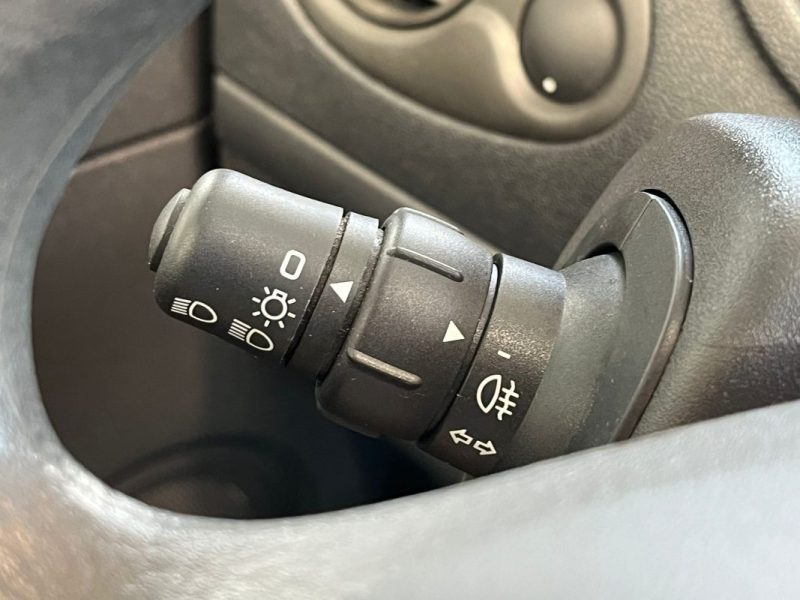 🚗 RENAULT CLIO III 1.2 ⚙️ AUTHENTIQUE 👤 1ère Main 📊 47 200 km 🛡️ Garantie 6 Mois