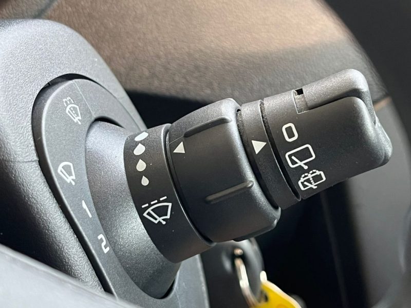 🚗 RENAULT CLIO III 1.2 ⚙️ AUTHENTIQUE 👤 1ère Main 📊 47 200 km 🛡️ Garantie 6 Mois