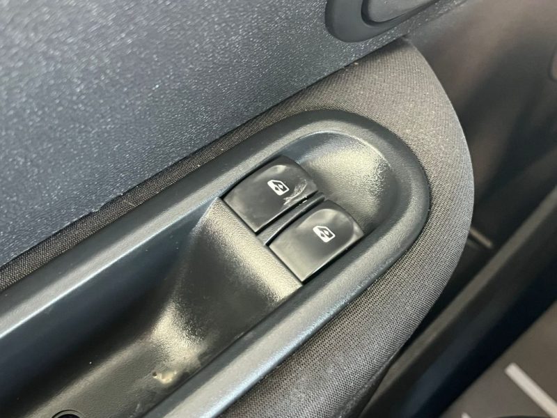 🚗 RENAULT CLIO III 1.2 ⚙️ AUTHENTIQUE 👤 1ère Main 📊 47 200 km 🛡️ Garantie 6 Mois