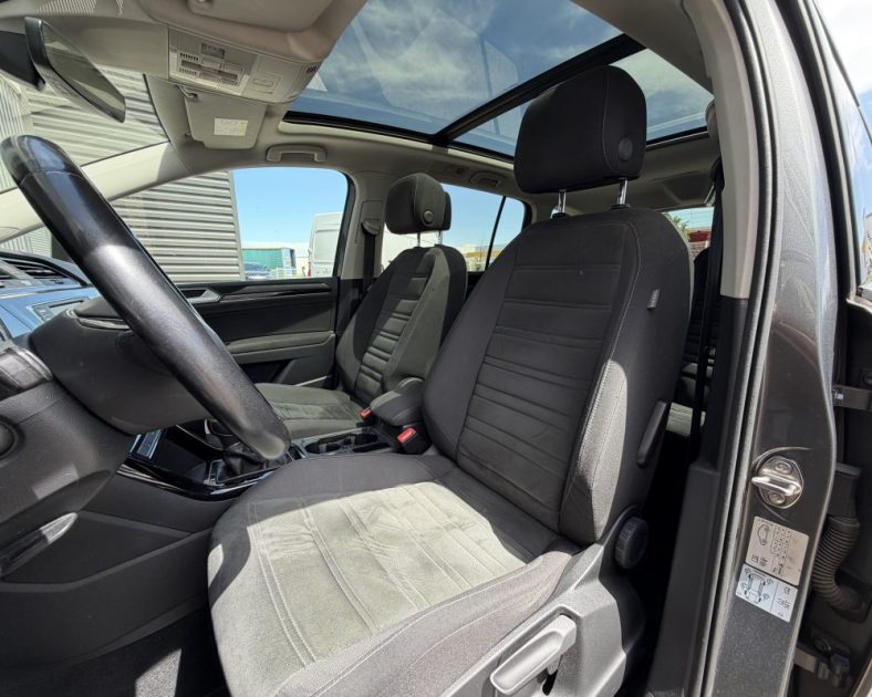 VOLKSWAGEN TOURAN 2.0 TDI CARAT / 7 PLACES / TOIT PANORAMIQUE / ENTRETIEN COMPLET