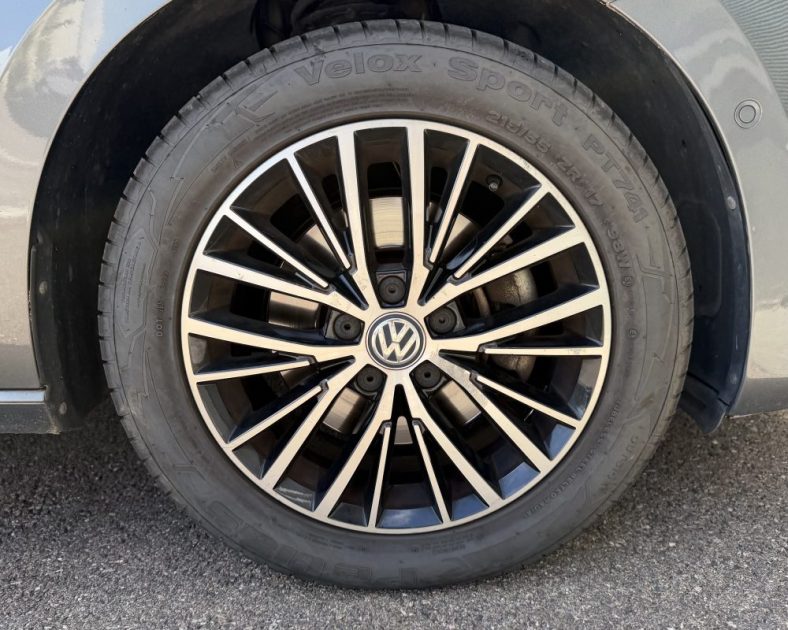 VOLKSWAGEN TOURAN 2.0 TDI CARAT / 7 PLACES / TOIT PANORAMIQUE / ENTRETIEN COMPLET