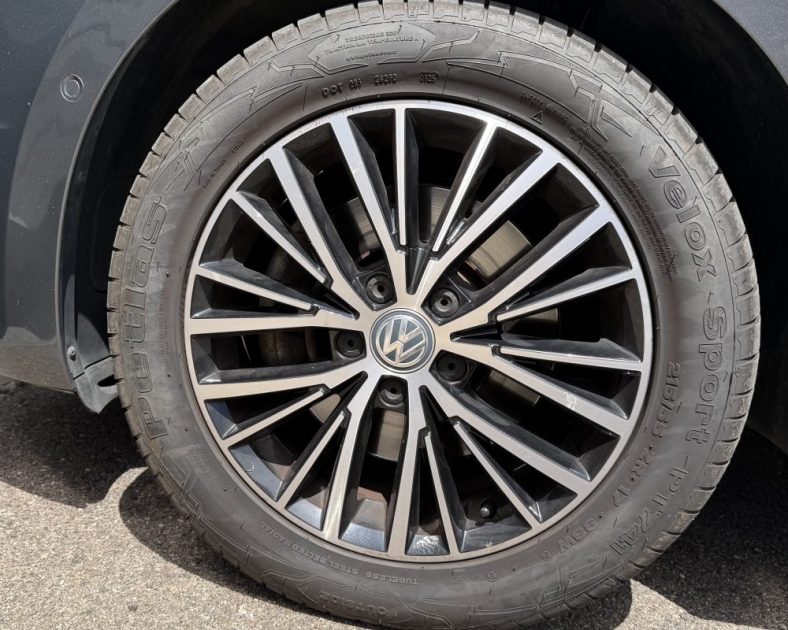 VOLKSWAGEN TOURAN 2.0 TDI CARAT / 7 PLACES / TOIT PANORAMIQUE / ENTRETIEN COMPLET
