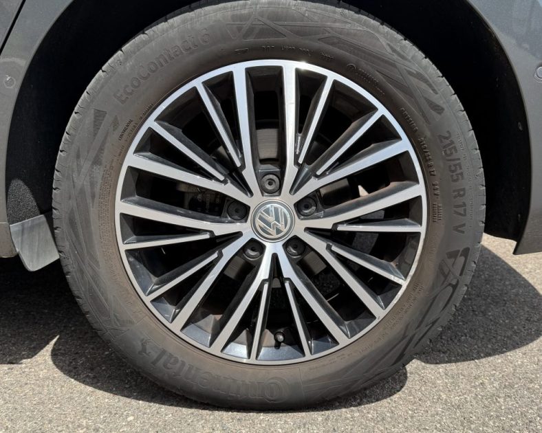 VOLKSWAGEN TOURAN 2.0 TDI CARAT / 7 PLACES / TOIT PANORAMIQUE / ENTRETIEN COMPLET