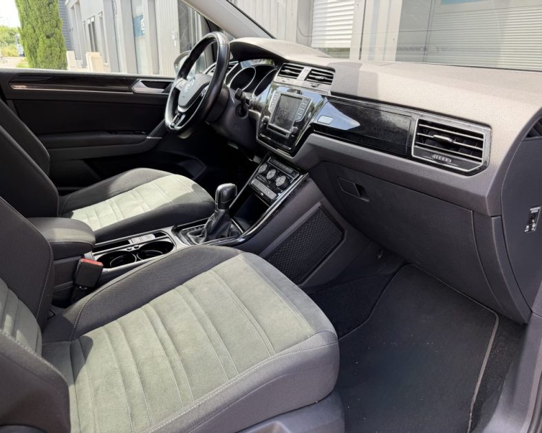 VOLKSWAGEN TOURAN 2.0 TDI CARAT / 7 PLACES / TOIT PANORAMIQUE / ENTRETIEN COMPLET
