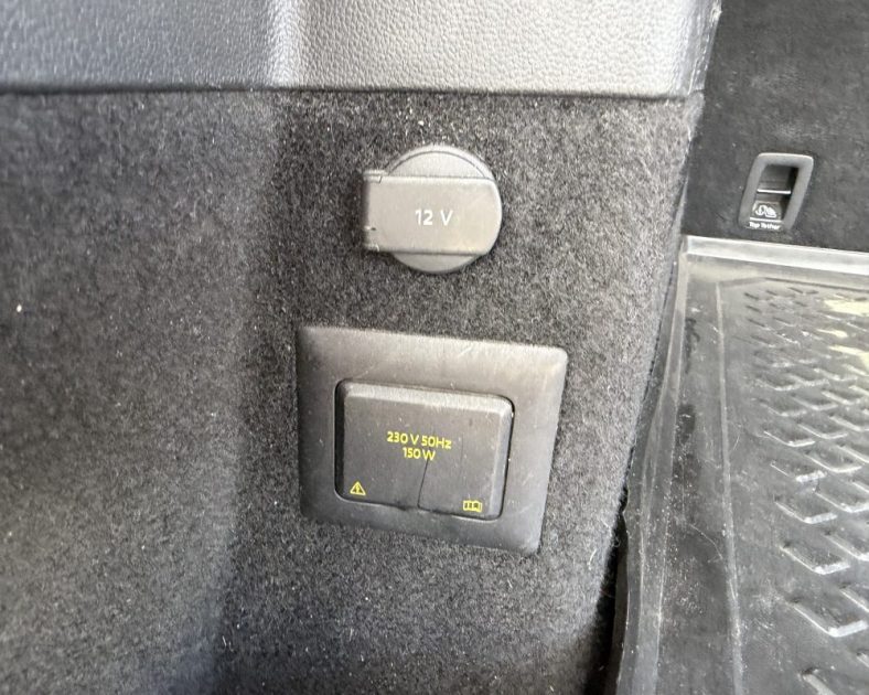 VOLKSWAGEN TOURAN 2.0 TDI CARAT / 7 PLACES / TOIT PANORAMIQUE / ENTRETIEN COMPLET