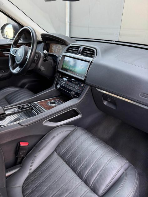 JAGUAR F-PACE - 3.0D - V6 - 300 ch - 4X4 - PORTFOLIO - GARANTIE 3 MOIS 