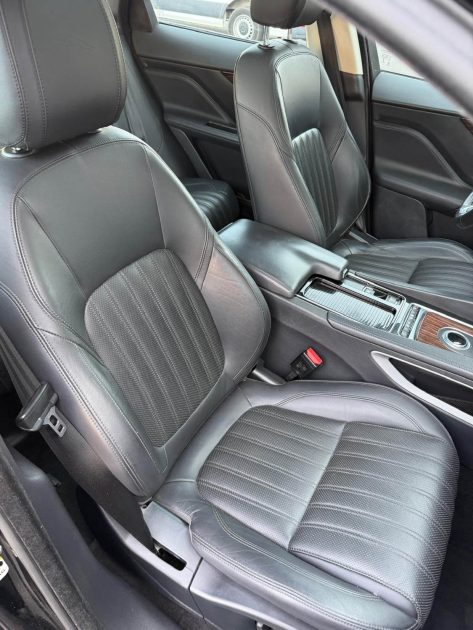 JAGUAR F-PACE - 3.0D - V6 - 300 ch - 4X4 - PORTFOLIO - GARANTIE 3 MOIS 