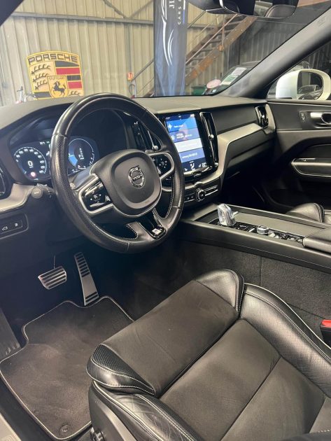 MAGNIFIQUE VOLVO XC60 R DESIGN T8 AWD 2.0i 407CH (320 + 87ch) (TOIT OUVRANT, CARPLAY, CAMERA 360)