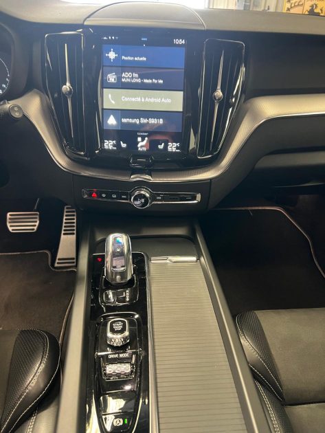 MAGNIFIQUE VOLVO XC60 R DESIGN T8 AWD 2.0i 407CH (320 + 87ch) (TOIT OUVRANT, CARPLAY, CAMERA 360)