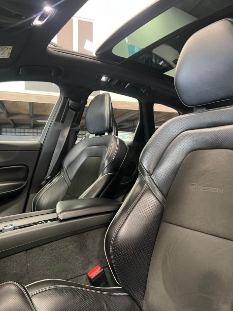MAGNIFIQUE VOLVO XC60 R DESIGN T8 AWD 2.0i 407CH (320 + 87ch) (TOIT OUVRANT, CARPLAY, CAMERA 360)