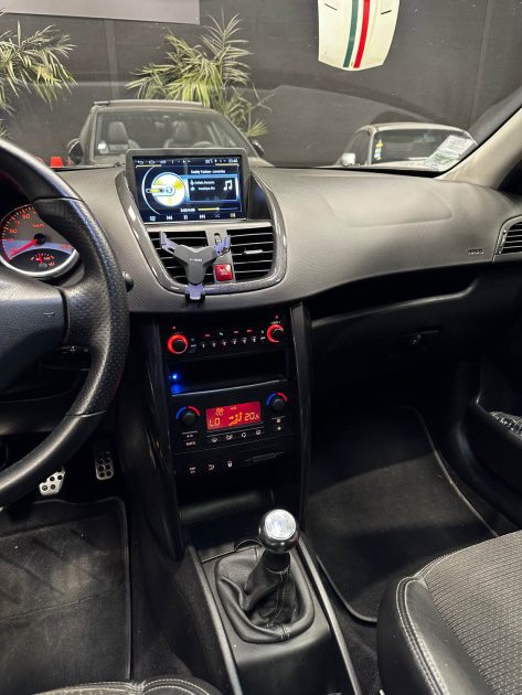 MAGNIFIQUE PEUGEOT 207 1,6 150 CH ( SUIVI D’ENTRETIEN, CARPLAY, SONO FOCAL, TOIT PANORAMIQUE)