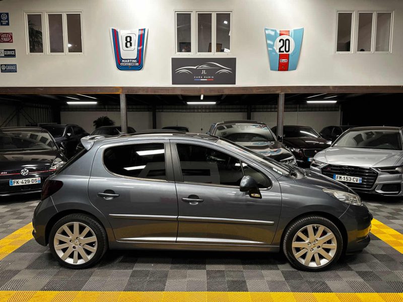 MAGNIFIQUE PEUGEOT 207 1,6 150 CH ( SUIVI D’ENTRETIEN, CARPLAY, SONO FOCAL, TOIT PANORAMIQUE)