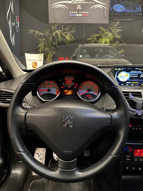 MAGNIFIQUE PEUGEOT 207 1,6 150 CH ( SUIVI D’ENTRETIEN, CARPLAY, SONO FOCAL, TOIT PANORAMIQUE)