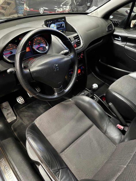 MAGNIFIQUE PEUGEOT 207 1,6 150 CH ( SUIVI D’ENTRETIEN, CARPLAY, SONO FOCAL, TOIT PANORAMIQUE)