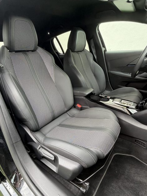 PEUGEOT 208 GT HYBRID 145 CVE-DCS6 / 1 ERE MAIN GARANTIE CONSTRUCTEUR  