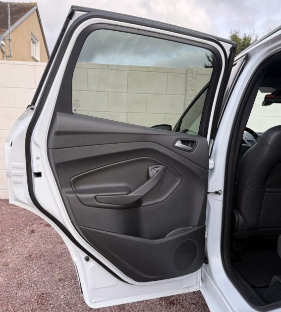 Ford Kuga 2.0 tdci 150ch ST Line Start And Stop 4X2 (Caméra de Recul | Attelage)