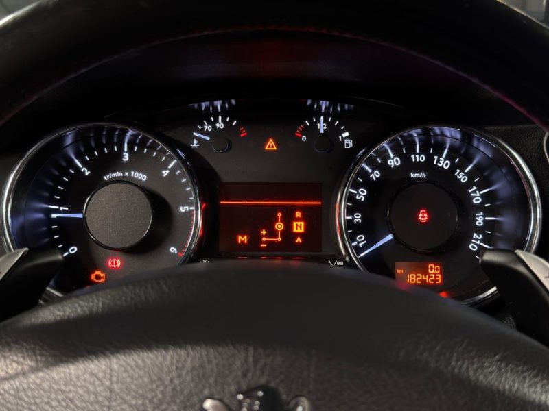PEUGEOT 5008 1.6 Hdi 112 Cv BOITE AUTOMATIQUE TOIT PANORAMIQUE ECRAN DVD GPS CRIT AIR 2 