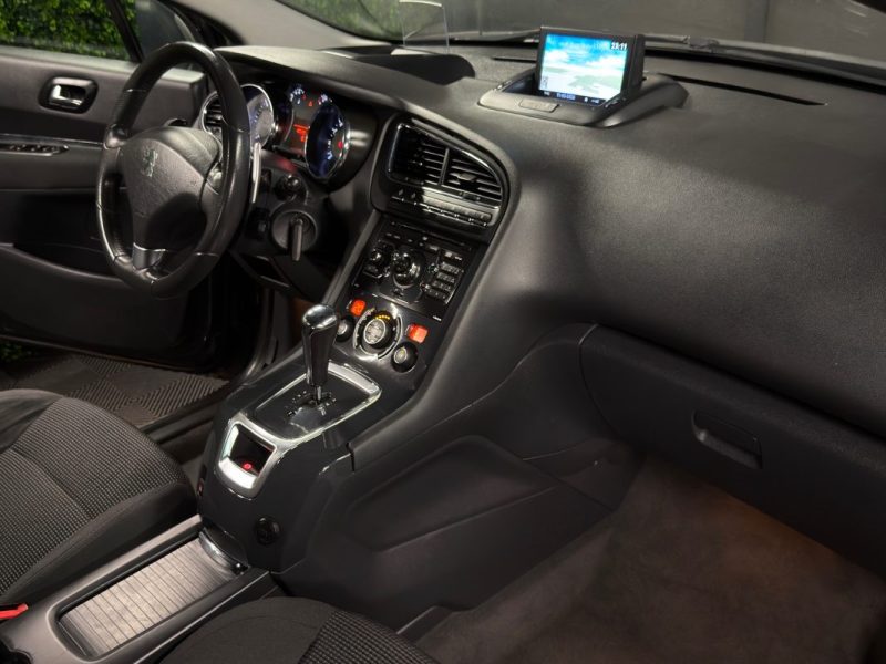 PEUGEOT 5008 1.6 Hdi 112 Cv BOITE AUTOMATIQUE TOIT PANORAMIQUE ECRAN DVD GPS CRIT AIR 2 
