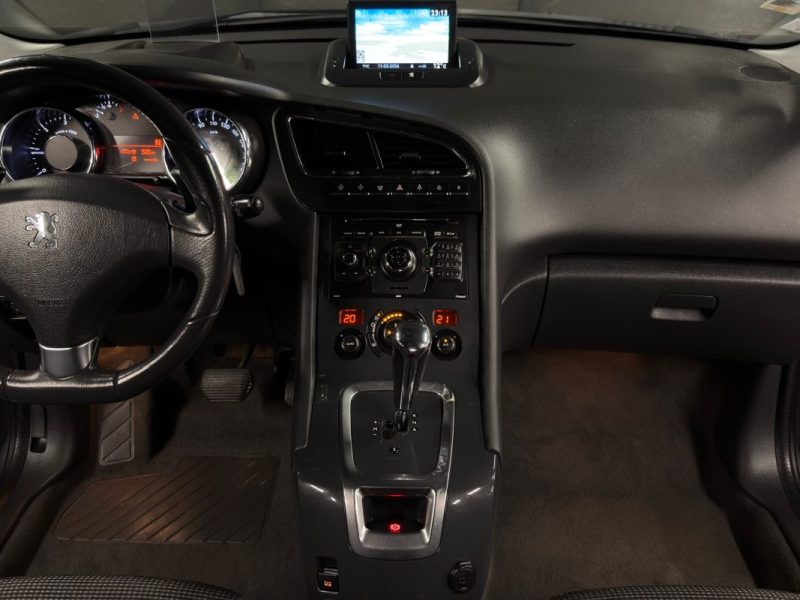 PEUGEOT 5008 1.6 Hdi 112 Cv BOITE AUTOMATIQUE TOIT PANORAMIQUE ECRAN DVD GPS CRIT AIR 2 