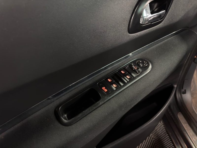 PEUGEOT 5008 1.6 Hdi 112 Cv BOITE AUTOMATIQUE TOIT PANORAMIQUE ECRAN DVD GPS CRIT AIR 2 
