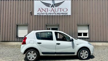 DACIA SANDERO  1.4 LAUREATE 2010