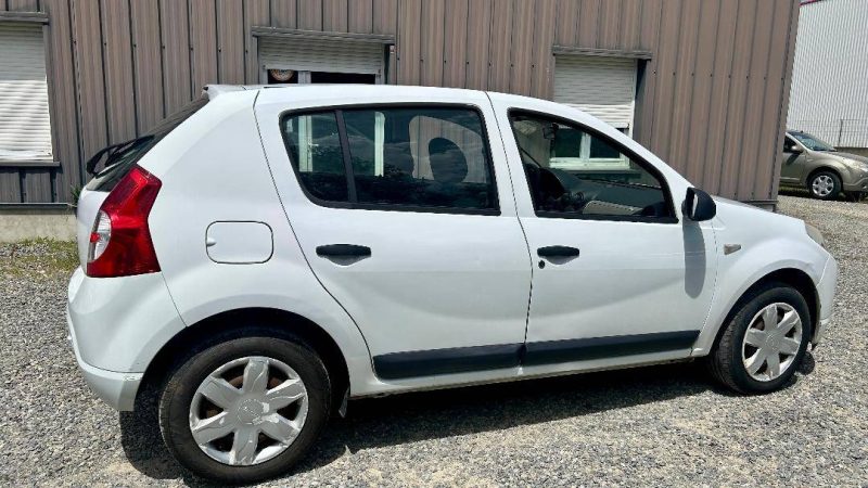 DACIA SANDERO  1.4 LAUREATE 2010