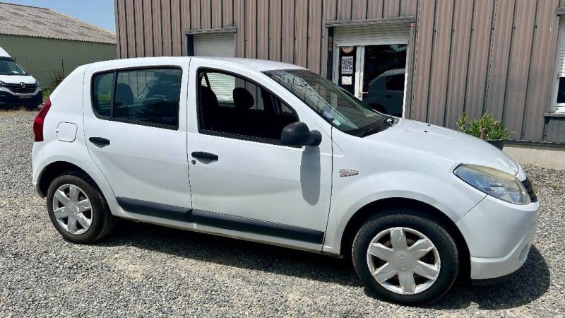DACIA SANDERO  1.4 LAUREATE 2010