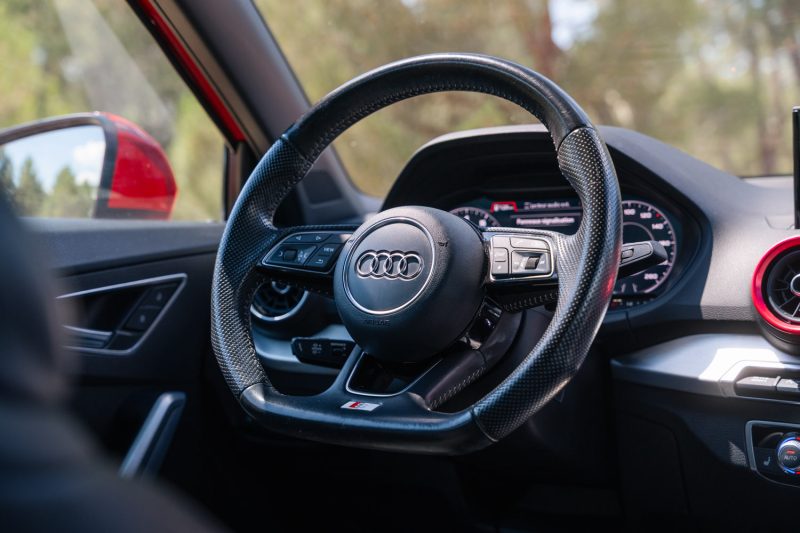 AUDI Q2 1.4 TFSI 150 S-line / bang / pano / carplay