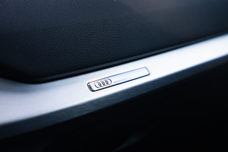 AUDI Q2 1.4 TFSI 150 S-line / bang / pano / carplay
