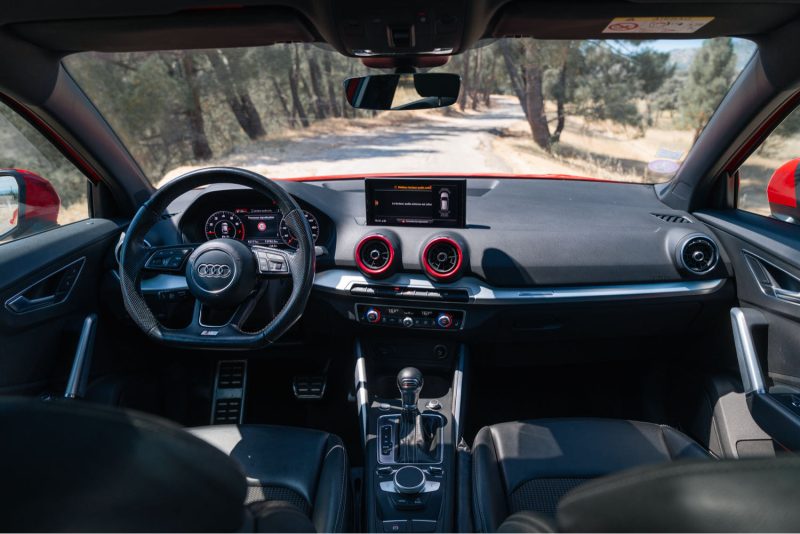 AUDI Q2 1.4 TFSI 150 S-line / bang / pano / carplay