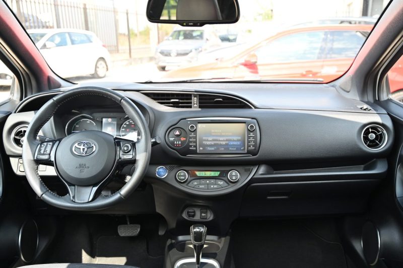 TOYOTA YARIS HYBRIDE 100H CHIC 5P 2018