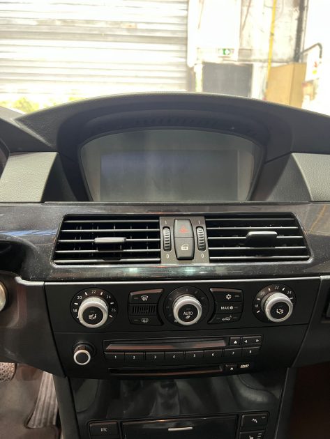 Superbe B.M.W. SERIE 5 3.0L 530D, Configuration RARE, Toit Ouvrant, Intérieur Sport Semi-Cuir, BVM6 