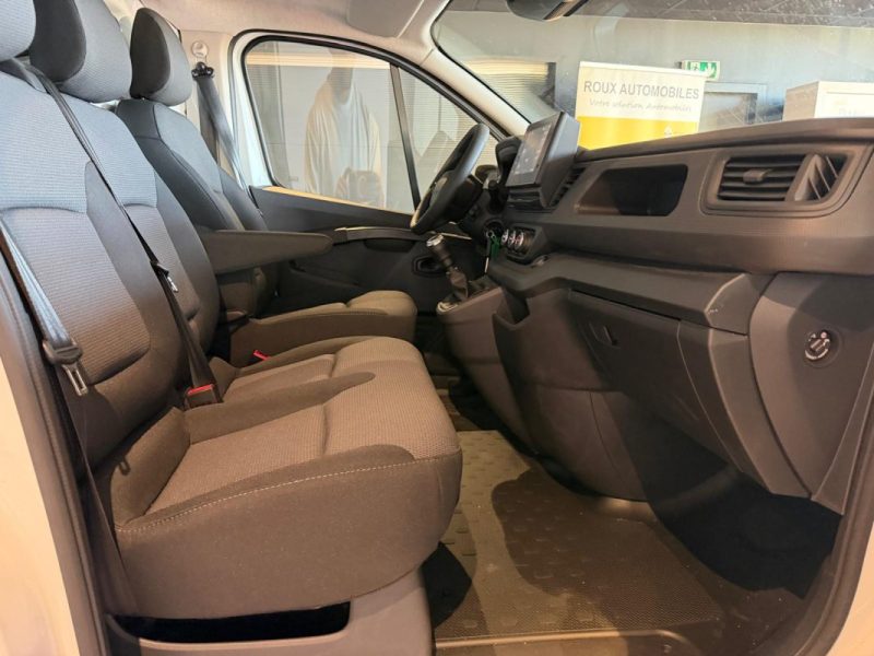 RENAULT TRAFIC L2H1 3T 2.0 BLUE DCI 150 ADVANCE / ATTELAGE / HABILLAGE BOIS / PRIX HT  2026
