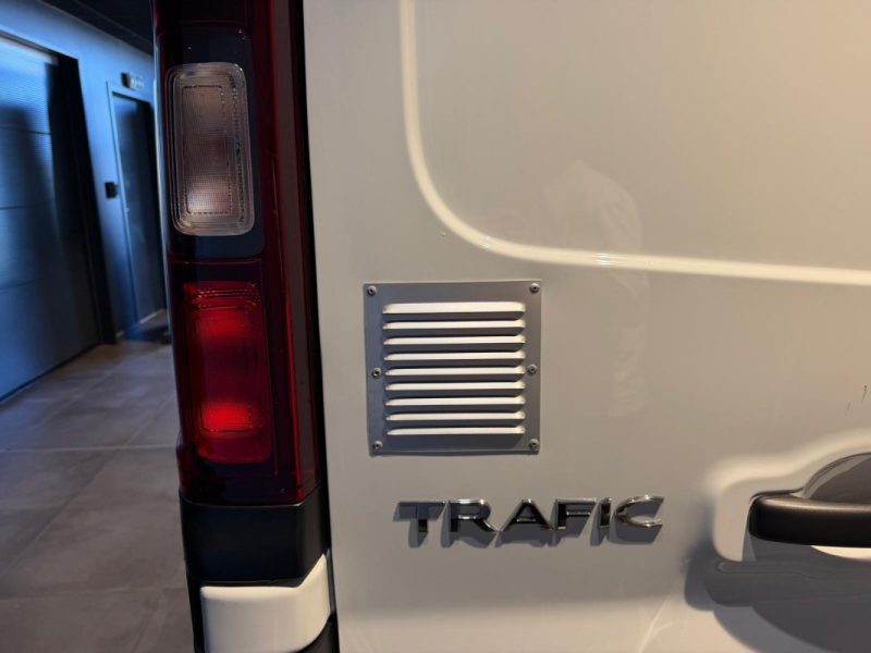 RENAULT TRAFIC L2H1 3T 2.0 BLUE DCI 150 ADVANCE / ATTELAGE / HABILLAGE BOIS / PRIX HT  2026