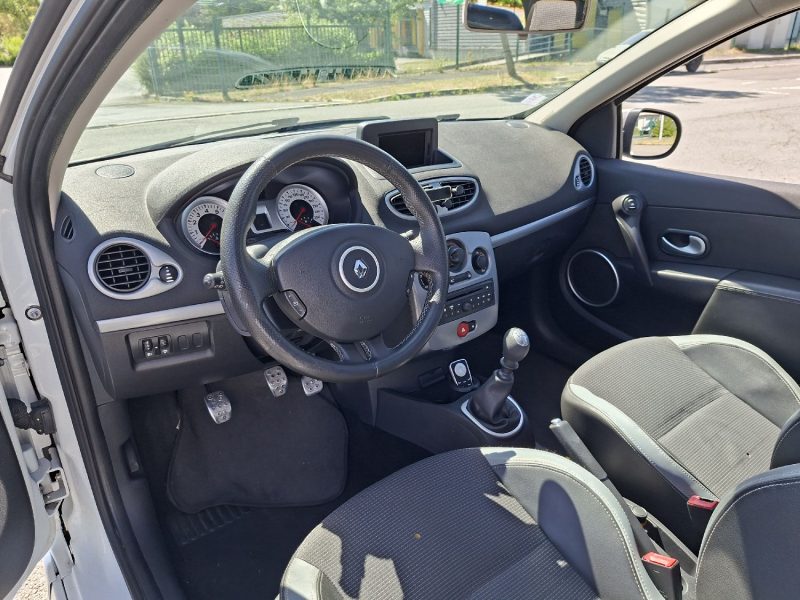RENAULT CLIO 3 GT 1.6 16V  2011 194550 kms Toit panoramique