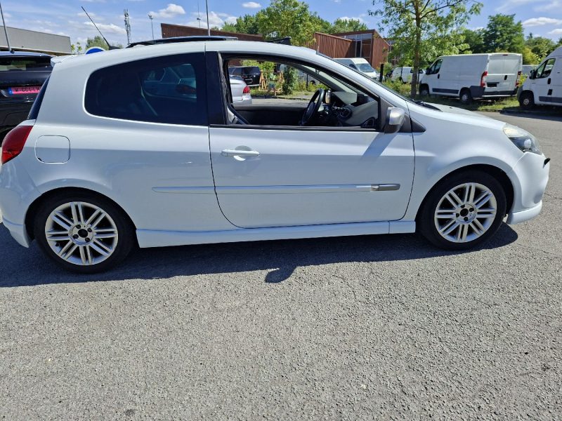 RENAULT CLIO 3 GT 1.6 16V  2011 194550 kms Toit panoramique