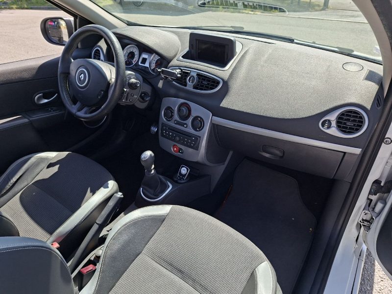 RENAULT CLIO 3 GT 1.6 16V  2011 194550 kms Toit panoramique