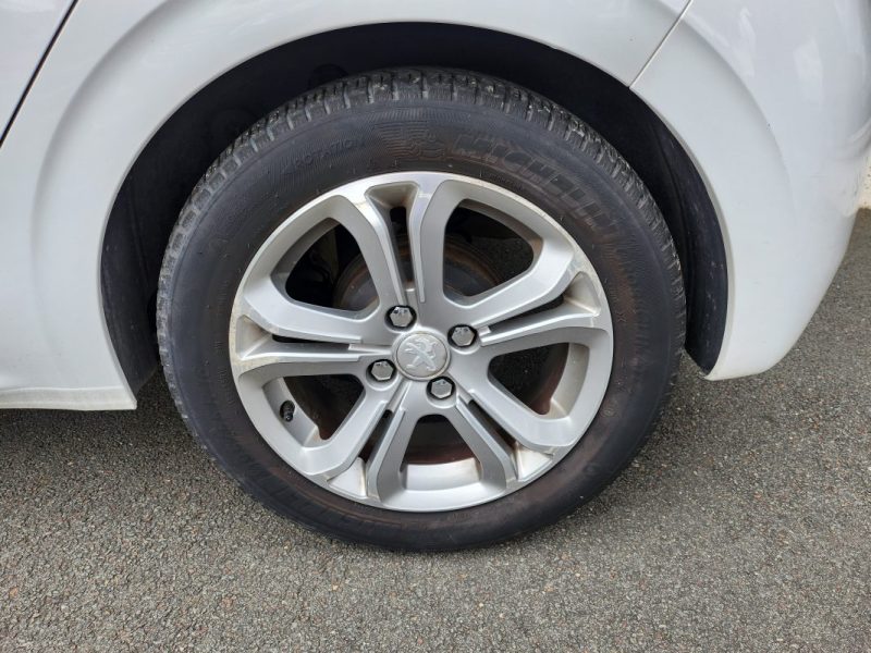 PEUGEOT 208 1.2 VTI 82CH ACTIVE  