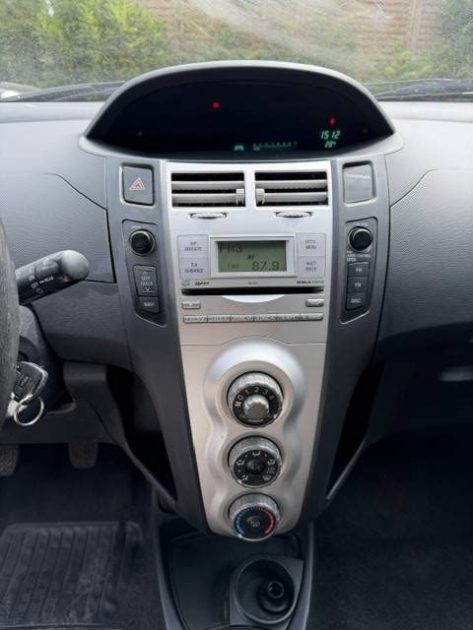 TOYOTA YARIS 1.3 VVT-ISOL 2006 - 69 991Kms - Premier Main - Parfait Etat - SUIVIT TOYOTA